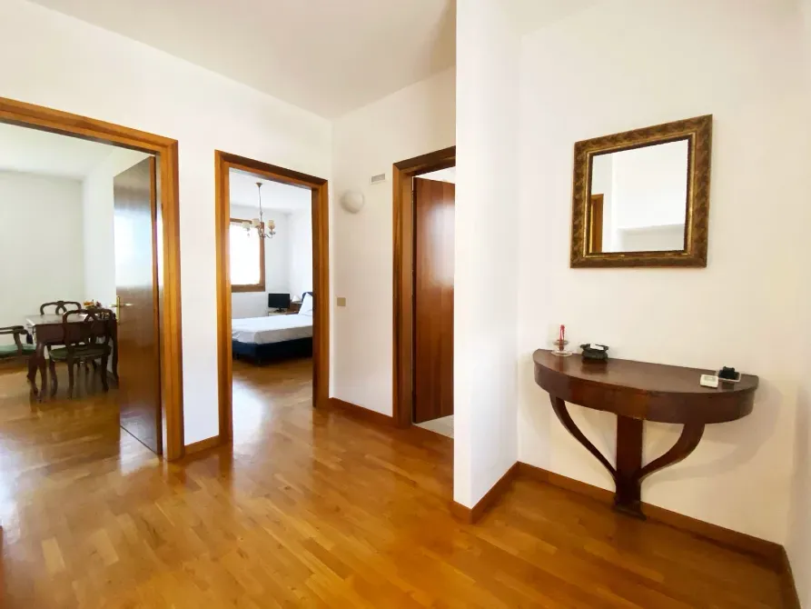 For sale 3-storey House with land 13 ares 180 sq.m 5 rooms at Via Eligio Porcu Venice - photo 3