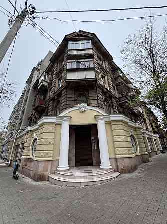 Продам три комнаты в коммуне в центре города, ул. Лейтенанта Шмидта. Одеса