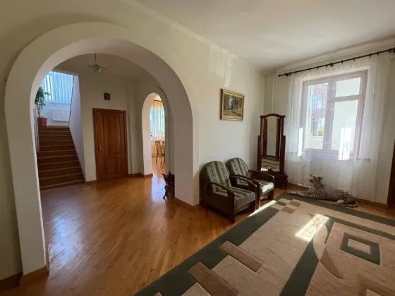 Продаж 3-поверховий Будинок з ділянкою 10.18 сот 547.9 кв.м 5 кімн. на вул.Квіткова Ворзель