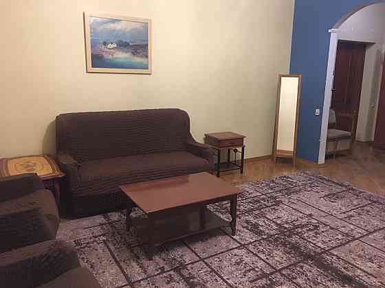 Продаж Квартира 3-кімнатна, 4/5 поверх на Хмельницького Богдана вул., д. 10 Київ