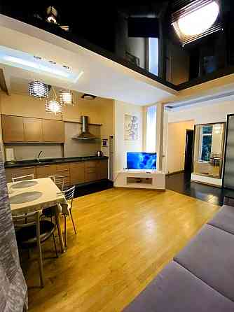 Продаж Квартира 3-кімнатна, 7/8 поверх на Басейна вул., д. 17 Киев