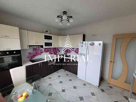 Оренда Квартира 3-кімнатна, 8/17 поверх на вул. Розумовського Київ