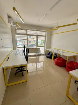 Сдаётся Офисные помещения площадь 352 кв.м 1-й этаж Киев Оболонська Набережна Киев