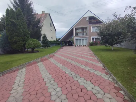 Продаж 3-поверховий Будинок з ділянкою 14 сот 160 кв.м 4 кімн. на Центральна Сторожниця