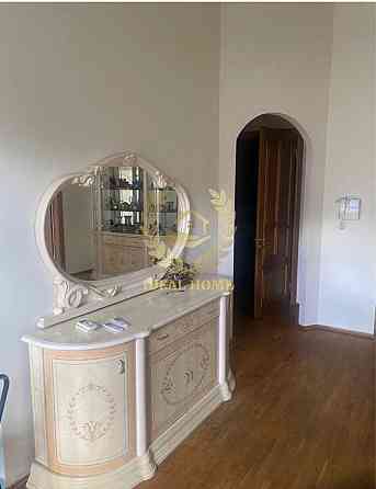 Продаж Квартира 3-кімнатна, 2/4 поверх на Михайловская ул., 18А Kiev