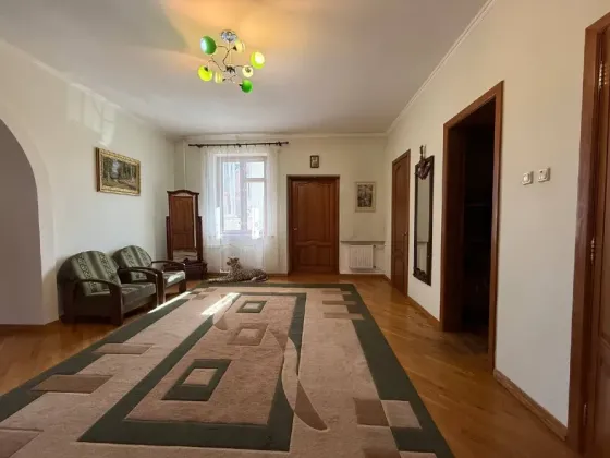 Продаж 3-поверховий Будинок з ділянкою 10.18 сот 547.9 кв.м 5 кімн. на вул.Квіткова Ворзель