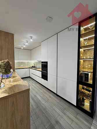 Сучасний будинок з сонячними панелями та гаражем у новому районі. Uzhhorod