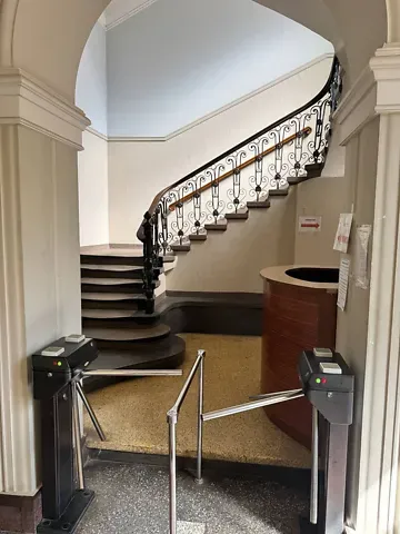 Здається    Чернівці Поштова вулиця Чернівці - фото 7