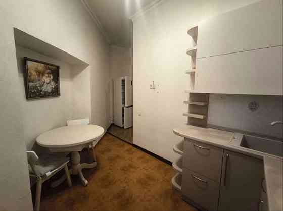 Продаж Квартира 2-кімнатна, 3/4 поверх на Петлюри вул., д. 8 Київ