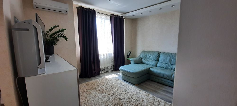 Продам 1 комнатную квартиру с ремонтом и мебелью в ЖК "Янтарный" (п.Котовского)  - фото 1