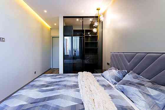 Продаж Квартира 4-кімнатна, 10/18 поверх на Берестейський вул., д. 67 Kiev