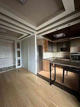 Продаж Квартира 3-кімнатна, 5/5 поверх на Уманська вул., д. 29 Київ