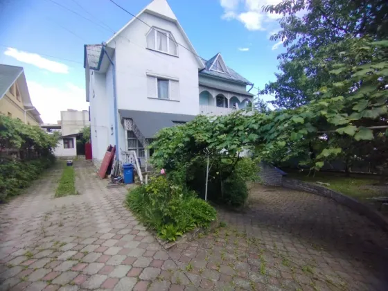 Продажа 3-этажный Дом с участком 10 сот 390 кв.м 7+ комн. на Собранецька Ужгород