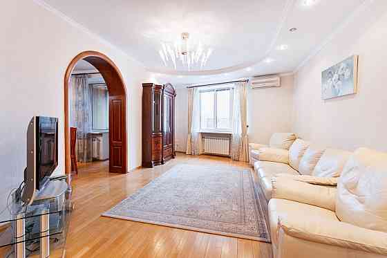 Продаж Квартира 3-кімнатна, 8/22 поверх на Ахматової Анни вул., д. 45 Kiev