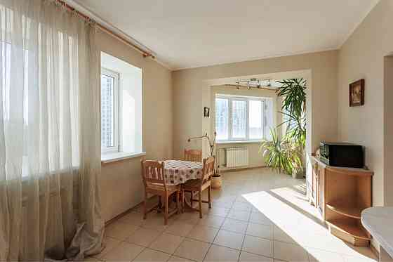 Оренда Квартира 3-кімнатна, 10/10 поверх на вул. Самійла Кішки, 9 Киев