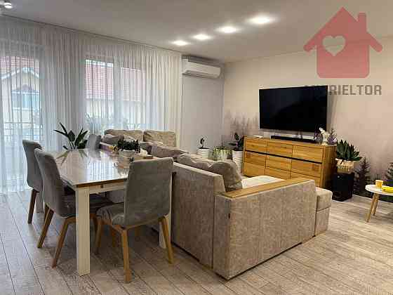 Сучасний будинок з сонячними панелями та гаражем у новому районі. Uzhhorod