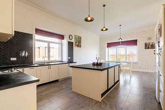 Продаж Будинок 6-кімнатний на вул. Шкільна Zubra