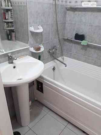 Оренда Квартира 3-кімнатна, 3/5 поверх на Светличного Ивана ул. (Петровского), 6 Kiev