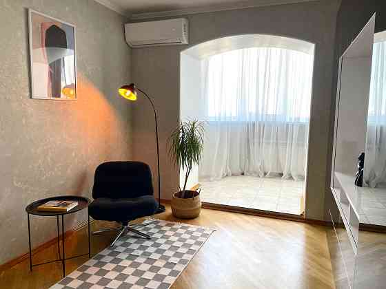 Продаж Квартира 4-кімнатна, 17/18 поверх на Драгоманова вул., д. 15-А Kiev