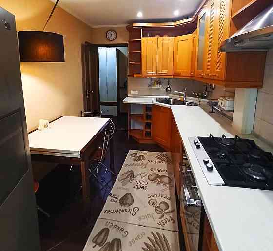 Продаж Квартира 4-кімнатна, 9/9 поверх на Строителей, 12 Дніпро