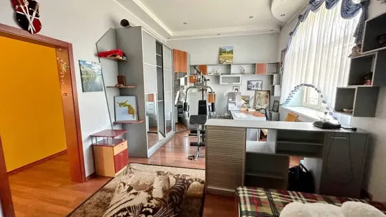 For sale a spacious 2-story house in a prestigious area, Aerodromna St., Gagarina Dnipro