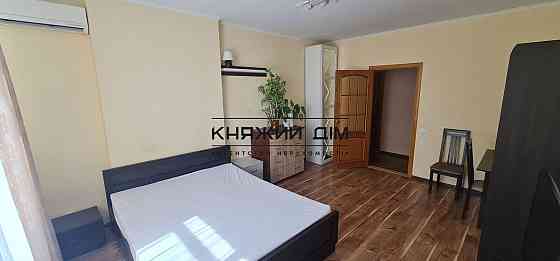 Оренда Квартира 3-кімнатна, 17/25 поверх на Воскресенская ул. Київ