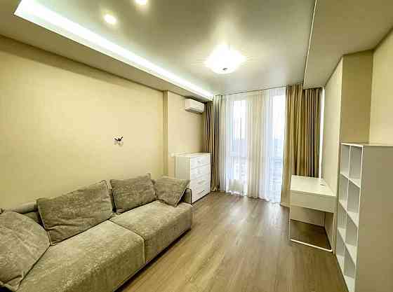 Продаж Квартира 3-кімнатна, 12/16 поверх на Салютна вул., д. 2б Kiev