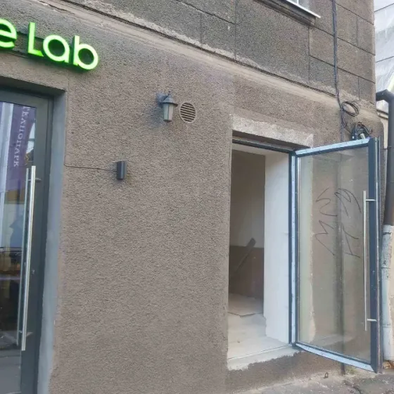 Продажа Помещение в жилом доме площадь 33 кв.м 1-й этаж на Смаль-Стоцького Львов