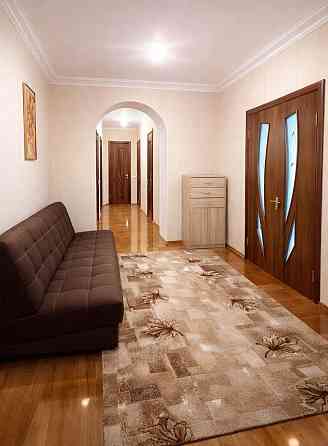 Продаж Квартира 3-кімнатна, 1/12 поверх на Володимира Івасюка вул., д. 20б Киев