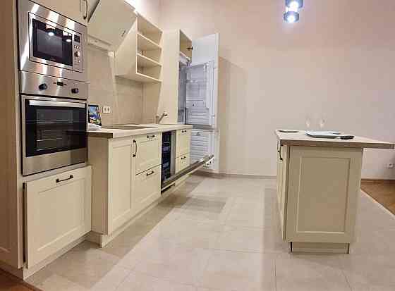 Продаж Квартира 3-кімнатна, 2/8 поверх на Довженко ул., 2 Одеса