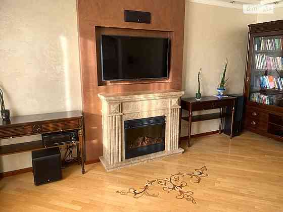 Оренда Квартира 4-кімнатна, 19/36 поверх на вул. Срібнокільська, 1 Киев