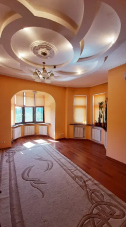 Продам 3-х этажный дом в Лесках Lisky (Kominternivskyi raion)