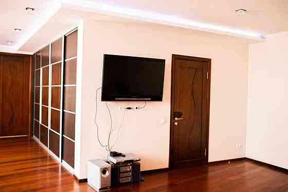 Продаж Квартира 5-кімнатна, 18/19 поверх на Дніпровська набережна, 19А Київ