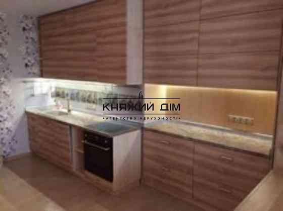 Продаж Квартира 4-кімнатна, 10/21 поверх на Днепровская Набережная Kiev