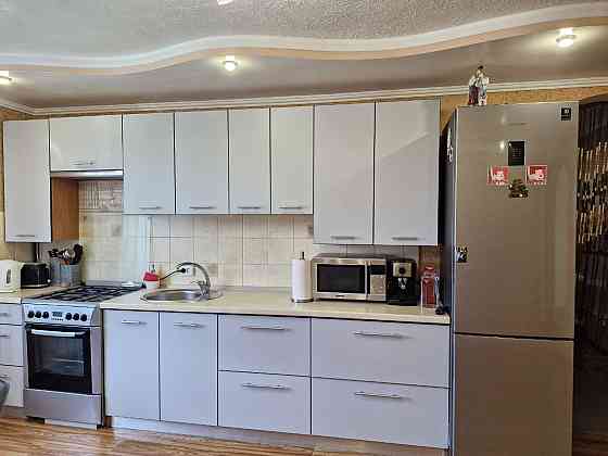 Семейный дом с детской площадкой и гаражом на тихой улице Нерубайське