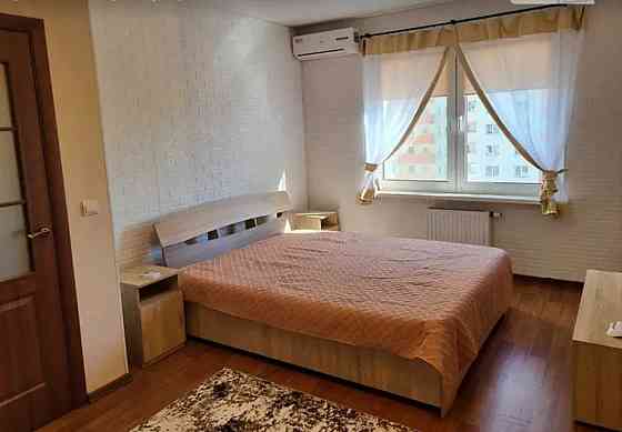 Оренда Квартира 1-кімнатна, 14/25 поверх на вул. Софії Русової, 7 Киев