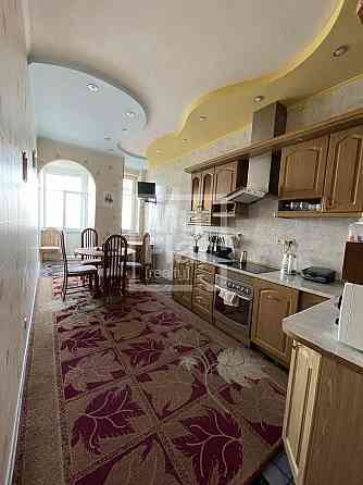 Продаж Квартира 4-кімнатна, 7/21 поверх на вул. Хмельницкого Богдана Киев