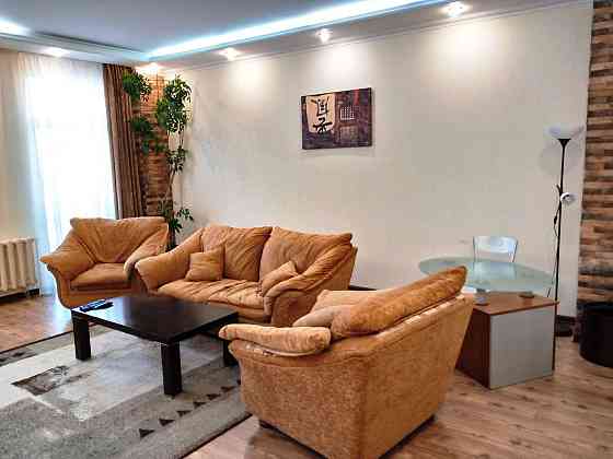 Оренда Квартира 3-кімнатна, 8/17 поверх на ул. Павловская Киев