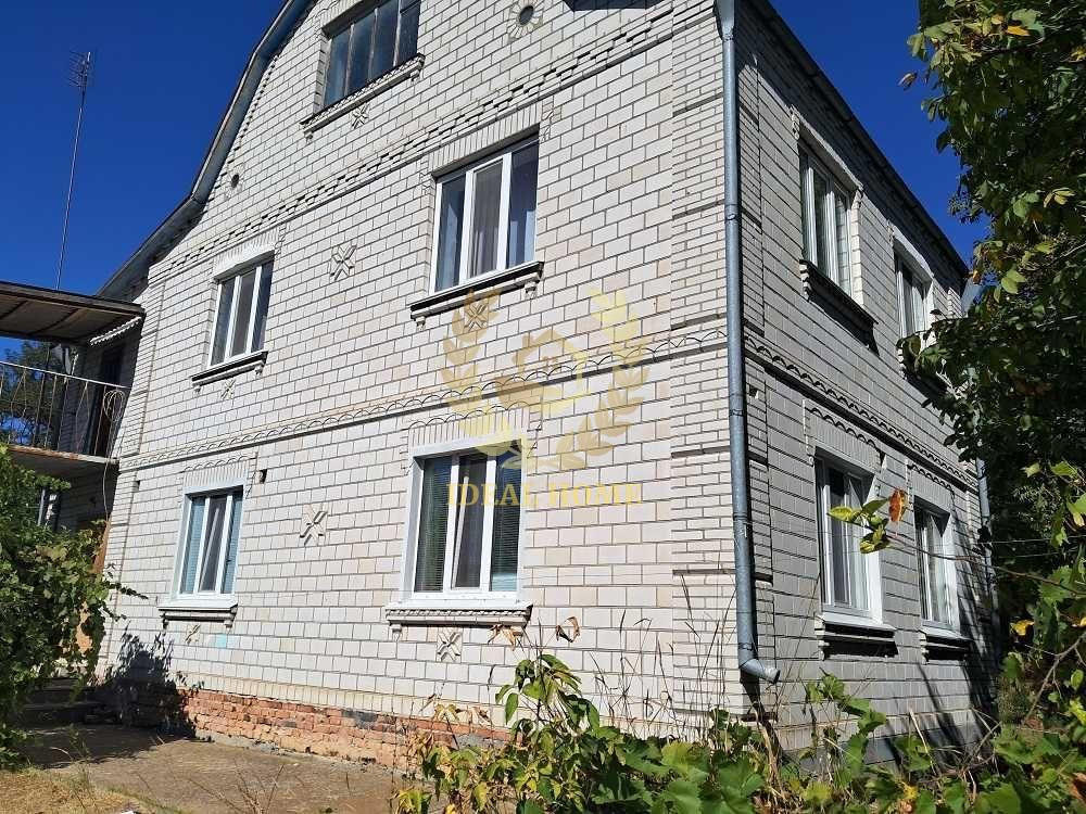Продам просторий 3-поверховий цегляний будинок  - фото 1