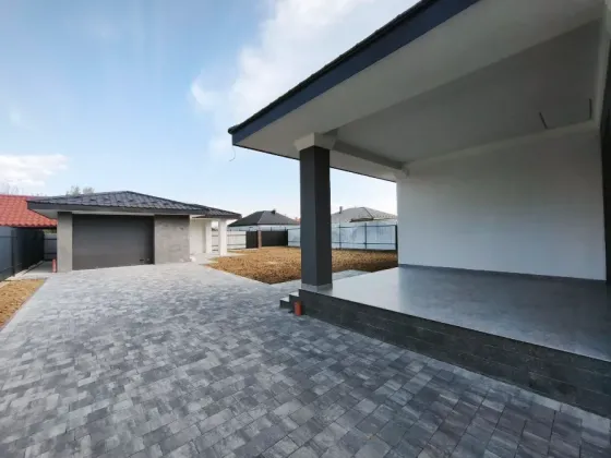 Продаж 1-поверховий Будинок з ділянкою 7.5 сот 140 кв.м 4 кімн. на Зелена Ужгород