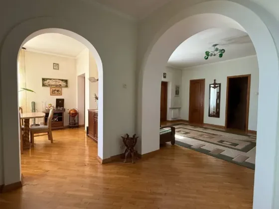 Продаж 3-поверховий Будинок з ділянкою 10.18 сот 547.9 кв.м 5 кімн. на вул.Квіткова Ворзель