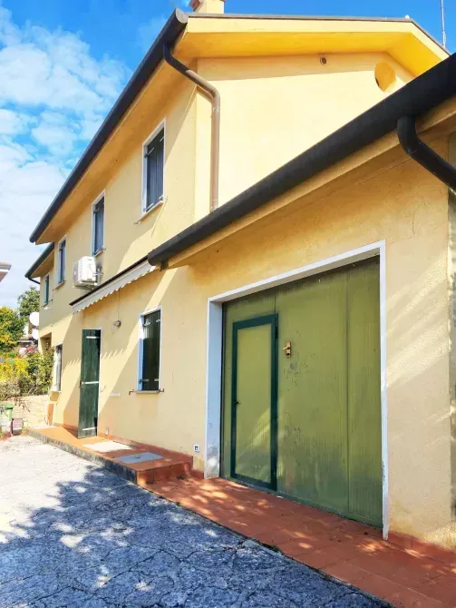 For sale 3-storey House with land 13 ares 180 sq.m 5 rooms at Via Eligio Porcu Venice - photo 1