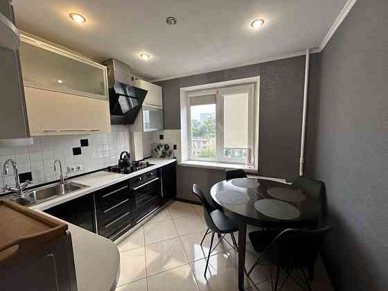 Продаж Квартира 2-кімнатна, 8/9 поверх на Оріхуватська вул., д. 12 Київ