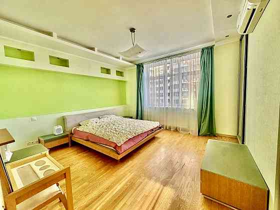 Продаж Квартира 3-кімнатна, 8/29 поверх на Лесі Українки вул., д. 7-Б Киев