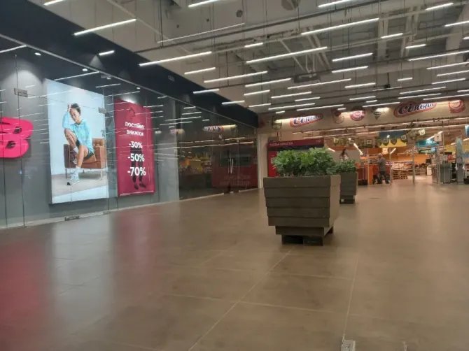 The store is in a shopping mall. Everything in the photo remains (even all the lighting and speakers with music) Dnipro - photo 11