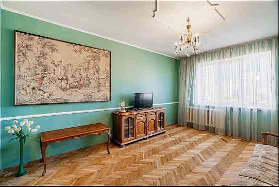 Продаж Квартира 3-кімнатна, 8/10 поверх на Вишняківська вул., д. 8 Київ