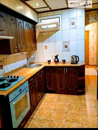 Продам 3-комнатную квартиру с двориком и подвалом, ул. Добровольского Одеса