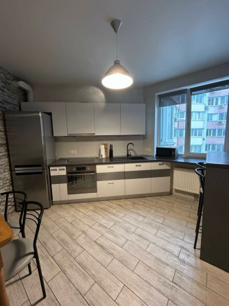 Оренда Квартира 2-кімнатна, 21/23 поверх на вул.Драгоманова, 6/1 Киев