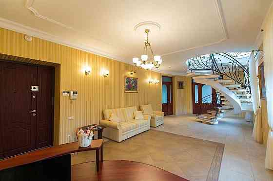 Оренда Квартира 7-кімнатна, 3/4 поверх на вул. Бандери Степана Львов