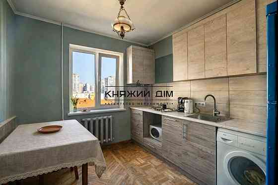 Продаж Квартира 3-кімнатна, 8/10 поверх на Вишняковская ул. Киев